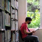 窓際で読書にふける入館者の姿も（藤輪友宏さん提供）