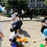 旧加古川図書館を背景に、周辺の日常を切り取るＰａｋｕ　Ｐａｋｕ　Ｐａｒｋのメンバーら＝金剛寺浦公園