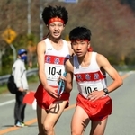 男子・東播磨の４区岡村和真選手（左）からたすきを受け取る５区畠山真白選手＝丹波篠山市内（撮影・坂井萌香）