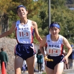 女子・加古川北の３区日高里菜選手（左）からたすきを受け取る４区内田茉凛選手＝丹波篠山市内（撮影・吉田敦史）