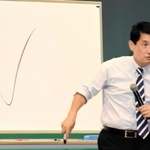 緊急時に地上から航空機に対して発する信号を説明する高岡達之さん＝加古川市民会館