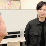 エンデバー代表の菅原弘嗣さん（左）に司法試験合格を報告する中谷亮太さん＝加古川市加古川町木村