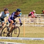 シクロクロス大会で疾走する選手＝加古川市八幡町中西条