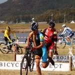 コース内に設置された壁を越える選手＝加古川市八幡町中西条