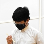 豆つかみでギネス世界記録に挑戦した狭間蒼心さん＝いなみっこ広場