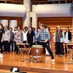 リハーサルで、和太鼓の演奏とともに歌う東播センター合唱団メンバーら＝加古川ウェルネスパーク