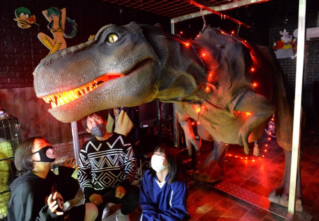 体長約５メートルにもなるティラノサウルスの着ぐるみ。地元の中学生もびっくり＝高砂市高砂町鍛冶屋町