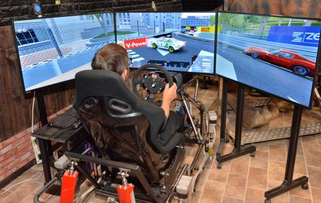 プロレーサーがコースを覚えるために使う運転シミュレーター＝高砂市高砂町鍛冶屋町