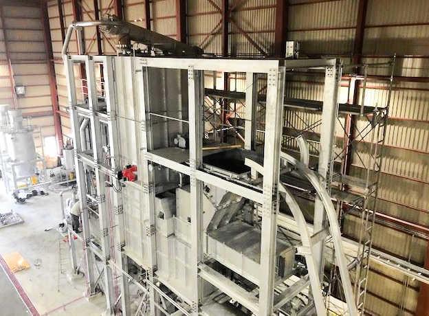 マツモト工業が開発し、電子基板から貴金属を取り出す熱分解炉設備（同社提供）