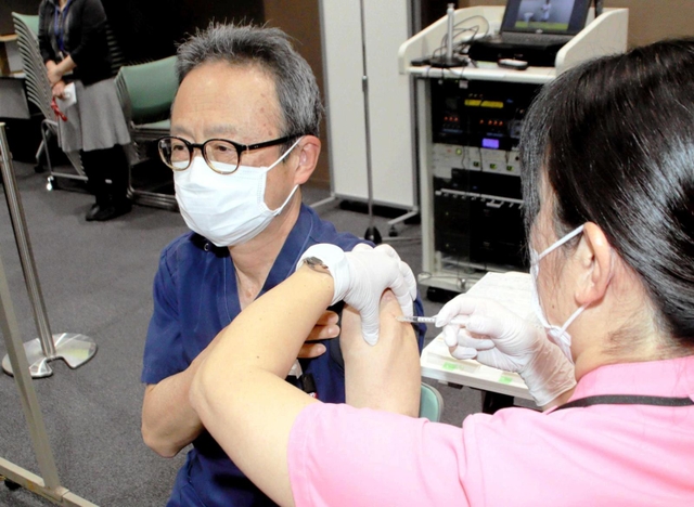 ３回目のワクチン接種を受ける潤井誠司郎院長補佐＝加古川中央市民病院