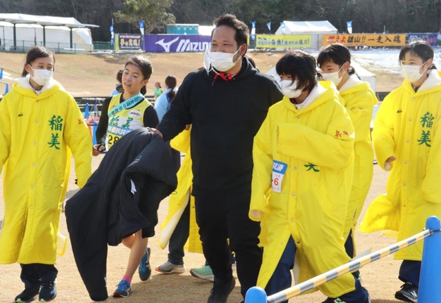 ゴール直後に選手たちと喜びを共有する石井洋之監督（中央）＝滋賀県野洲市