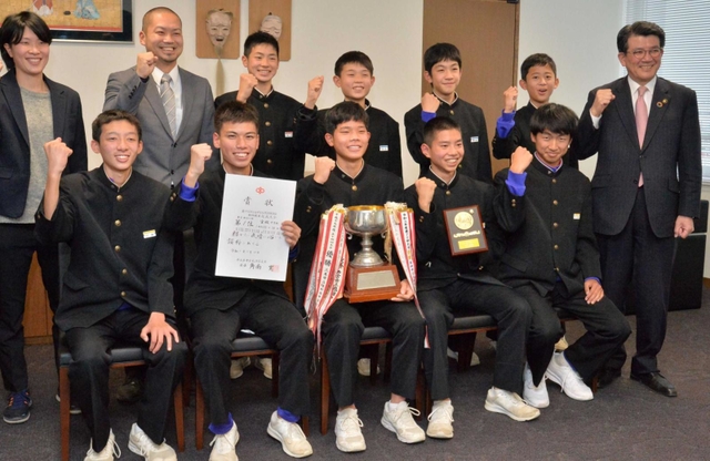 県大会の優勝杯などを手にする宝殿中学校陸上部の男子部員＝高砂市役所