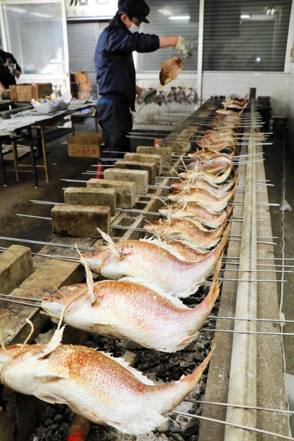 炭火でじっくり焼き上げられるにらみ鯛＝加古川水産