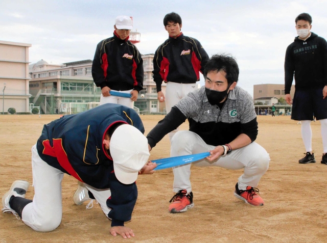 京都大アメフト部の南川太志コーチからトレーニングの方法を学ぶ加古川東高校野球部員＝加古川市加古川町粟津