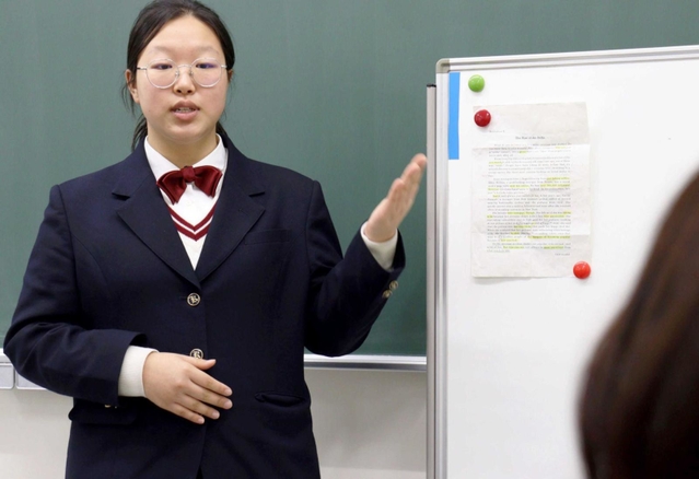 全国商業高校英語スピーチコンテストに向けて練習する柴嘉慕さん＝加古川南高校