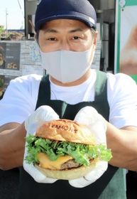 コロナ禍で離職し、ハンバーガー店「バーガーカモネ」を営む梅谷洋充さん＝加古川市別府町新野辺北町７