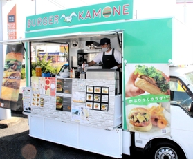 バーガーカモネのキッチンカー＝加古川市別府町新野辺北町７