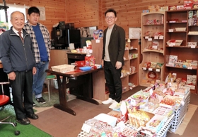 「だがし屋キューブ」を営む（左から）のじぎく高砂の井上恒夫理事長、ルミエール利用者の赤松大輔さんと、企画に携わった日の出医療福祉グループ「奉志会」副理事長の松尾太郎さん＝稲美町国岡
