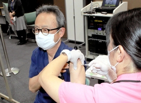 ３回目のワクチン接種を受ける潤井誠司郎院長補佐＝加古川中央市民病院