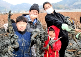 レンコンを収穫した家族＝高砂市阿弥陀町阿弥陀