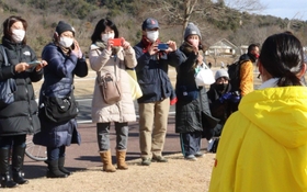 優勝を決めた選手の写真を撮る保護者ら＝滋賀県野洲市