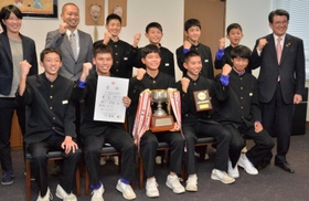 県大会の優勝杯などを手にする宝殿中学校陸上部の男子部員＝高砂市役所