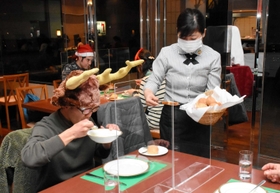 クリスマスにちなんだ仮装で料理を味わう参加者＝加古川プラザホテル