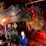 体長約５メートルにもなるティラノサウルスの着ぐるみ。地元の中学生もびっくり＝高砂市高砂町鍛冶屋町