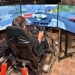 プロレーサーがコースを覚えるために使う運転シミュレーター＝高砂市高砂町鍛冶屋町