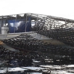 網をくぐってノリを収穫する潜り船＝加古川市沖