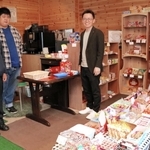 「だがし屋キューブ」を営む（左から）のじぎく高砂の井上恒夫理事長、ルミエール利用者の赤松大輔さんと、企画に携わった日の出医療福祉グループ「奉志会」副理事長の松尾太郎さん＝稲美町国岡