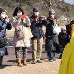 優勝を決めた選手の写真を撮る保護者ら＝滋賀県野洲市
