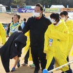 ゴール直後に選手たちと喜びを共有する石井洋之監督（中央）＝滋賀県野洲市