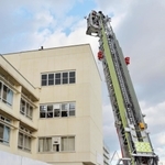 はしご車を使って行われた救助訓練＝高砂市役所旧本庁舎