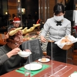 クリスマスにちなんだ仮装で料理を味わう参加者＝加古川プラザホテル