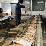 炭火でじっくり焼き上げられるにらみ鯛＝加古川水産