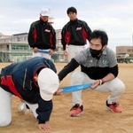 京都大アメフト部の南川太志コーチからトレーニングの方法を学ぶ加古川東高校野球部員＝加古川市加古川町粟津