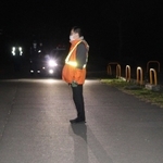 高砂署員が夜光チョッキを着け、暗闇での反射状況を確かめた実験＝高砂河川公園