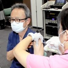 ３回目のワクチン接種を受ける潤井誠司郎院長補佐＝加古川中央市民病院