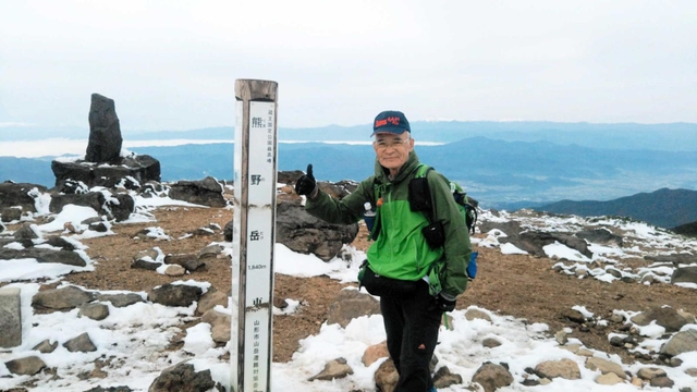 山形県と宮城県にまたがる蔵王山・熊野岳を登頂した川崎弘さん＝２０２１年１０月２５日（本人提供）