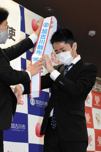 岡田康裕市長（左）から加古川観光大使のたすきを掛けられる横山友紀四段＝ニッケパークタウン