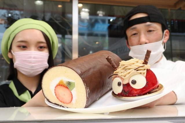 恵方巻きロールと赤鬼くんを作った前川良忠さん（右）ら＝加古川市加古川町篠原町