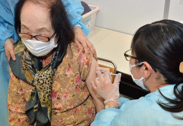 米モデルナ製のワクチンを打ってもらう高齢者＝加古川市民会館