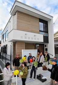 完成した北池自治会館の前で笑顔を見せる住民ら＝高砂市阿弥陀町北池
