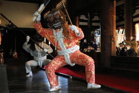 力強く四股を踏む赤鬼と青鬼＝鶴林寺