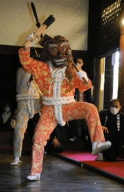 力強く四股を踏む赤鬼と青鬼＝鶴林寺