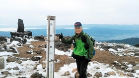 山形県と宮城県にまたがる蔵王山・熊野岳を登頂した川崎弘さん＝２０２１年１０月２５日（本人提供）