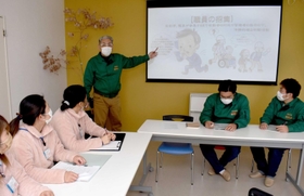 災害時の対応について、事業所職員に説明する福田浩和さん（中央奥）。右側の息子２人も防災士として福祉事業所向けの研修を担う＝ひまわりの郷