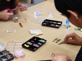 アクセサリーや小物などの制作に、利用者が真剣に取り組む＝加古川市野口町坂井