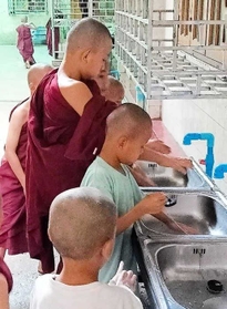 ミャンマーの僧院で手洗いをする子どもたち（山庄司志朗さん提供）